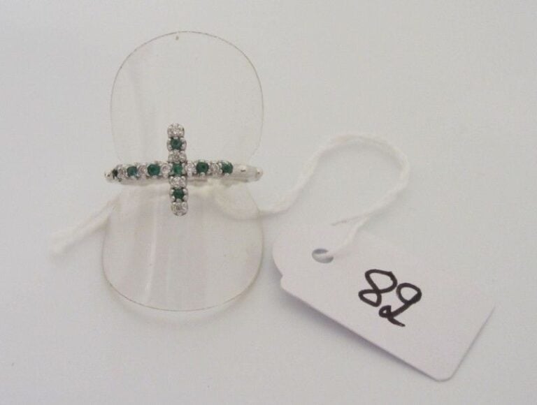 BAGUE «croix» en or gris partiellement serti de diamants et émeraudes alterné