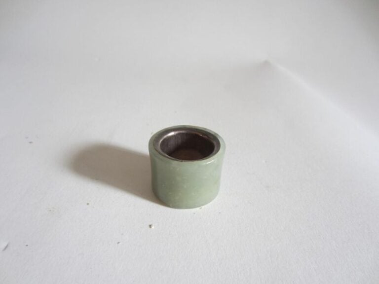 Bague d'archer , pierre verte