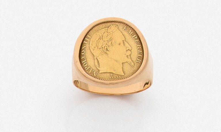 BAGUE d'homme circulaire en or jaune (750 millièmes) serti d'une pièce d'or (900 millièmes) Napoléon III incurvé
