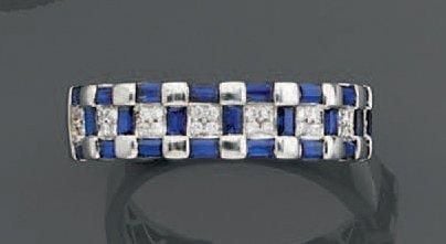 BAGUE «damiers» en or gris (750 millièmes) serti de petits diamants taille brillant alternés de saphirs calibré