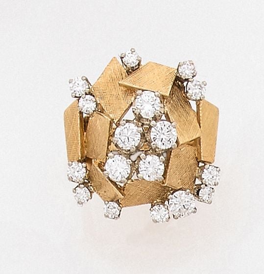 •BAGUE «design» en or jaune (750‰) ajouré, guilloché, composé de formes plates géométriques parsemés de 17 diamants taille brillan