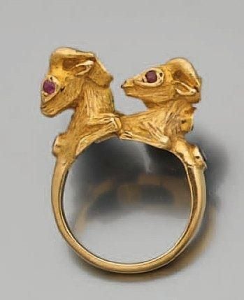 BAGUE «deux béliers» en or jaune ciselé et sculpté serti de rubis et saphirs (égrisures