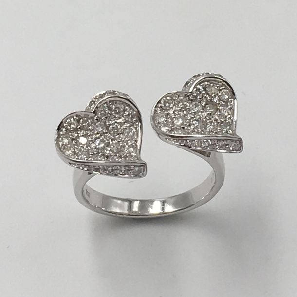 BAGUE «deux coeurs» ouverte en or gris (750 millièmes) pavé de diamants taille brillan