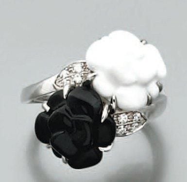 BAGUE «deux fleurs» en or gris serti de cacholong et onyx sculptés à motifs de roses épaulées de diamant