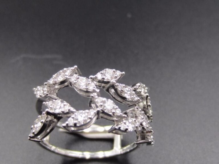 BAGUE « deux lignes de feuillages » en or gris (750 millièmes) ajouré, serti de diamants taille brillan