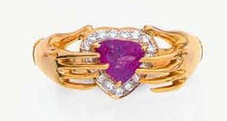BAGUE « deux mains serrant un coeur » en or jaune sculpté et or gris serti d'un saphir rose de forme poire entouré de diamant