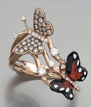BAGUE « deux papillons » en or rose ajouré, serti de diamants et orné d'émail translucide polychrom