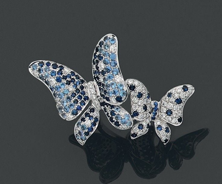 BAGUE « deux papillons » ouverte en or gris (750 millièmes) pavé de saphirs alternés de diamants taille brillan