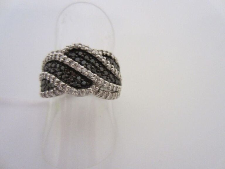 BAGUE «deux volutes» en or gris et or noirci (750 millièmes) serti de diamants blancs et noirs taille brillan