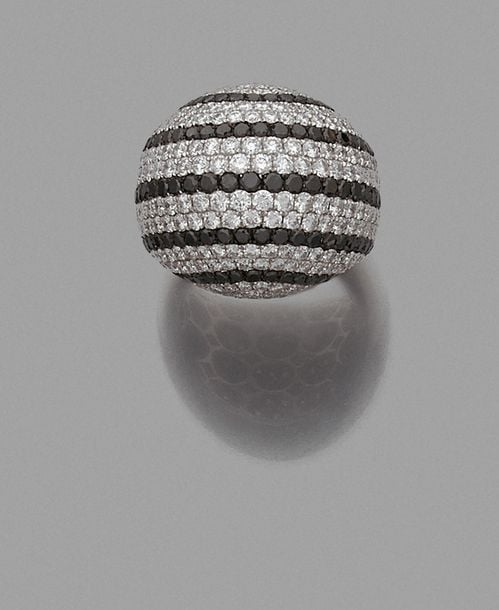 BAGUE «dôme» en or gris (750 millièmes) serti de six lignes de diamants noirs alternées de pavages de diamant