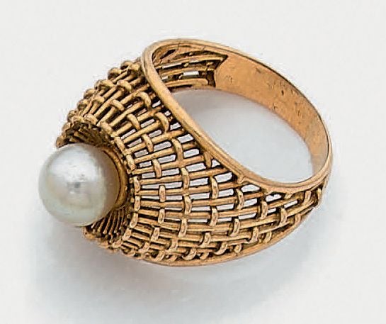 BAGUE «dôme» en or jaune (750 millièmes) ajouré, surmonté d'une perle de culture blanch