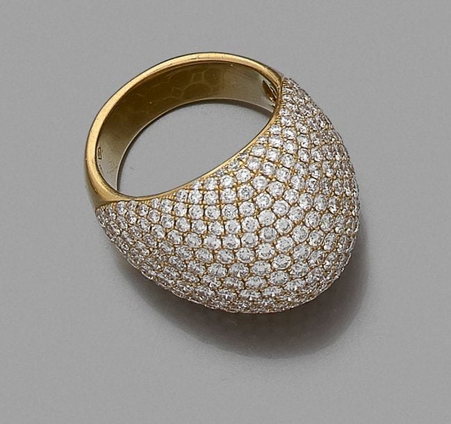BAGUE «dôme» en or jaune (750 millièmes) serti d'un pavage de diamants taille brillan