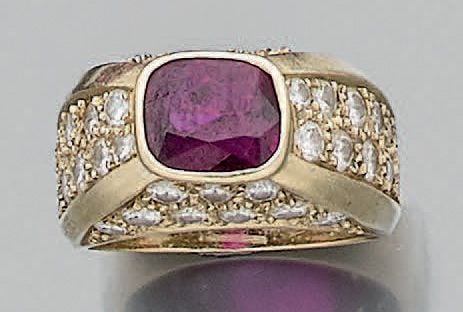 BAGUE «dôme» en or jaune (750 millièmes) surmonté d'un rubis de forme cousin entouré de pavages de diamants taille brillan