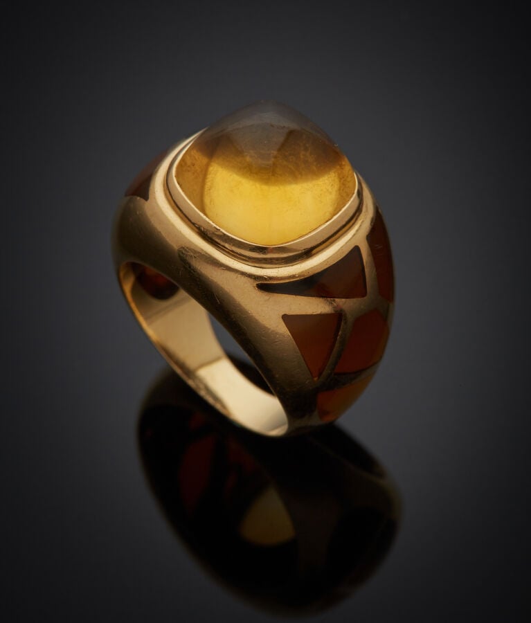 BAGUE "dôme" en or jaune (750‰) orné d'une citrine taillée en pain de sucre, ép…