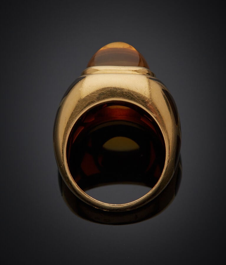 BAGUE "dôme" en or jaune (750‰) orné d'une citrine taillée en pain de sucre, ép…