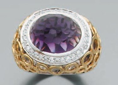BAGUE dôme en or jaune et or gris ajouré surmontée d'une améthyste cabochon facettée, entourée de diamant