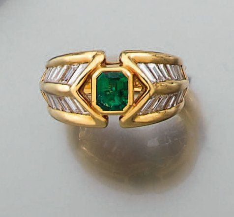 BAGUE « dôme » en or jaune serti d'une émeraude taillée à degrés épaulée de diamants taeper