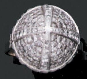 BAGUE «dôme» en platine et or gris serti de diamants carrés de taille ancienne et diamants ronds (manque un diamant