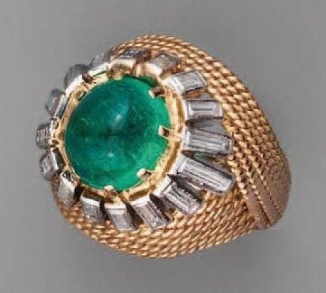 BAGUE «dôme» en platine et or jaune torsadé serti d'une émeraude cabochon de forme ovale entourée de diamants baguette