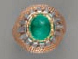 BAGUE "dôme" en platine et or jaune torsadé serti d'une émeraude cabochon de forme ovale entourée de diamants baguette