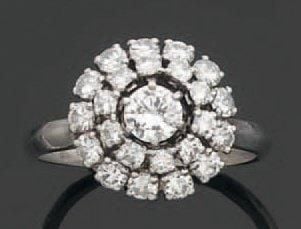 BAGUE « dôme » en platine serti de diamants de taille brillant dont un au centre plus importan