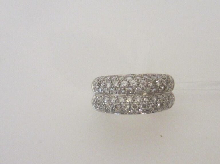 BAGUE double jonc en or gris (750 millièmes) pavé de diamants taille brillan