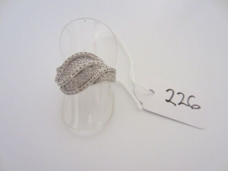 BAGUE «double volute» en or gris serti d?un pavage de diamants taille brillan