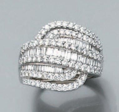 BAGUE «drapée» en or gris partiellement ajouré serti de diamants taille brillant alternés de diamants baguette