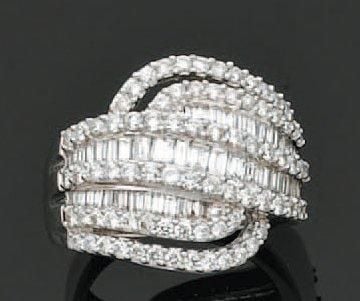 BAGUE «drapée» en or gris partiellement ajouré serti de diamants taille brillant alternés de diamants baguette