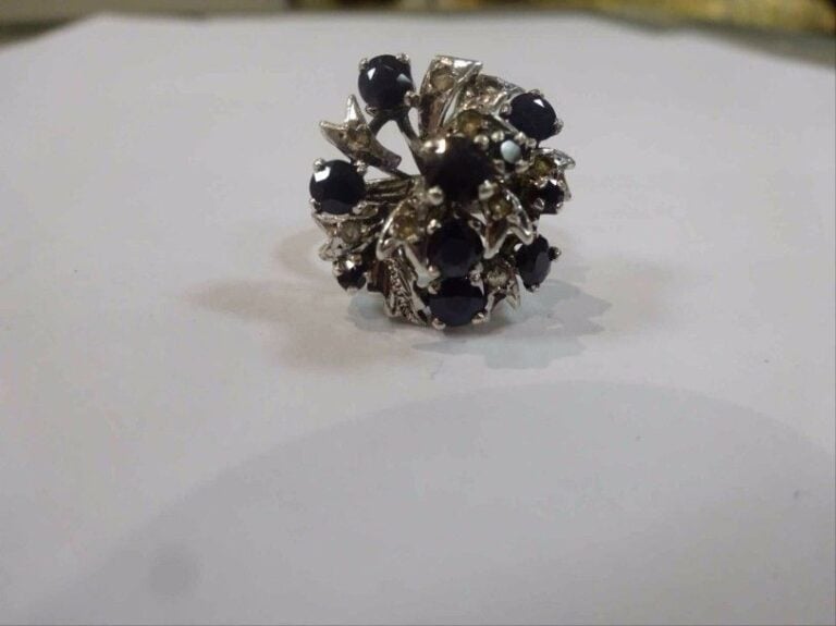BAGUE en argent (925°/000) sertie de 8 saphirs et de pierres blanche