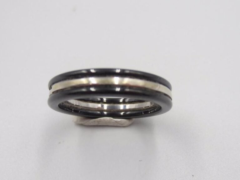 Bague en céramique noire  et or gris (375 ‰)Poids brut :