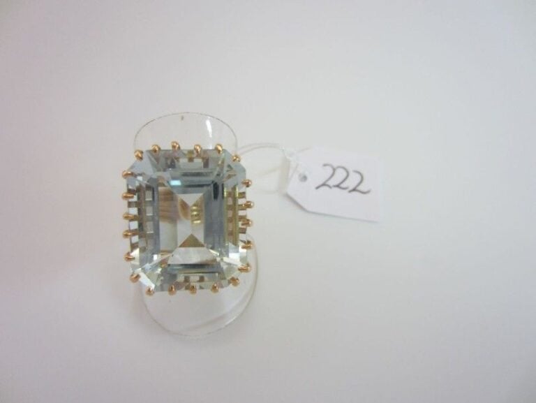 BAGUE en fils d?or jaune (750 millièmes) serti d?une aigue-marine taillée à degré