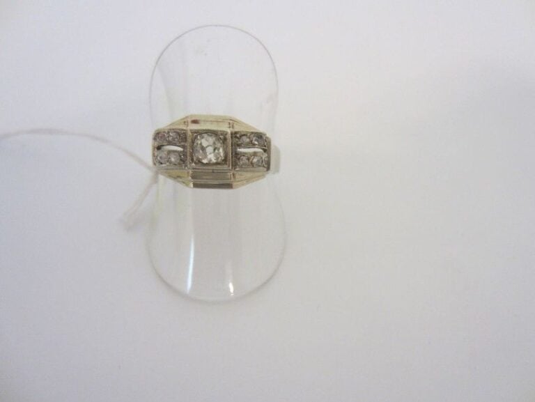 BAGUE en or 14 carats (585 millièmes), orné de diamant dont un au centre plus important de taille ancienn