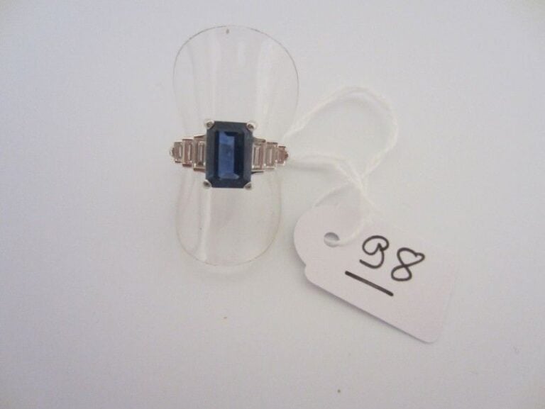 BAGUE en or (750 millièmes) serti d?un saphir taillé à degrés épaulé de six diamants taille baguett