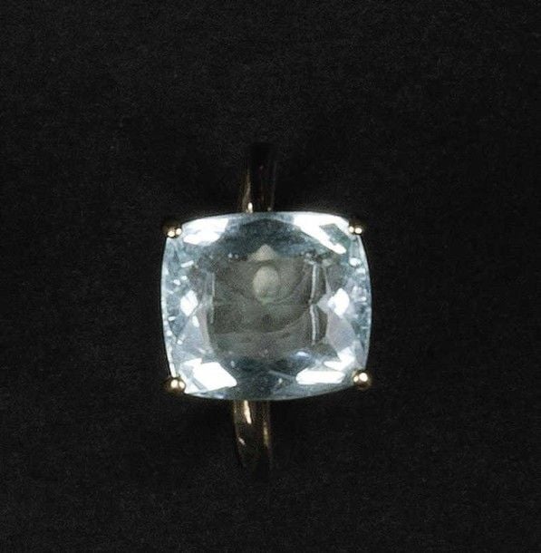 BAGUE en or blanc 18K (750°/00) sertie d'une aigue-marine taille coussin rectangulaire sertie à quatre griffe