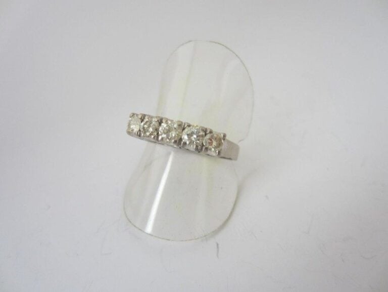 BAGUE en or gris 14 carats (585 millièmes) serti de cinq diamants taille brillan
