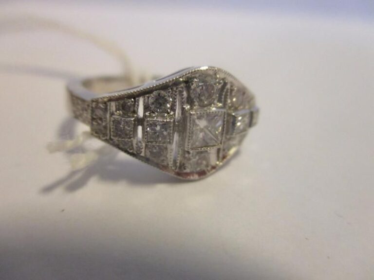 Bague en or gris 18K (750°/00) sertie de diamants taillés en brillant et princesse (pour en