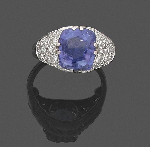 •BAGUE en or gris (585‰) 14 carats, serti d'un saphir de