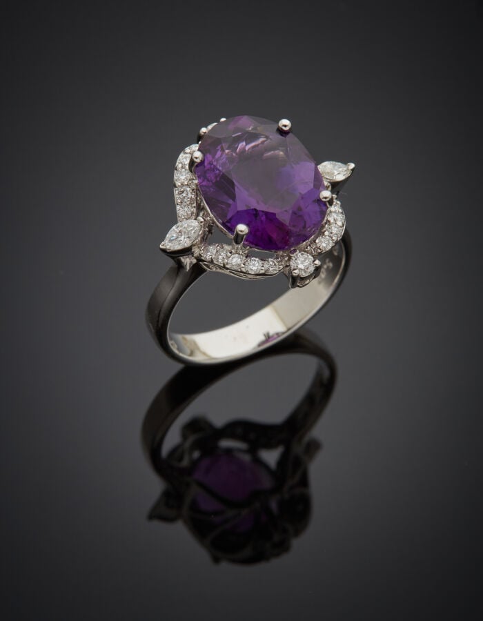 BAGUE en or gris (750‰) ajouré, à motifs stylisés, serti d'une améthyste de for…
