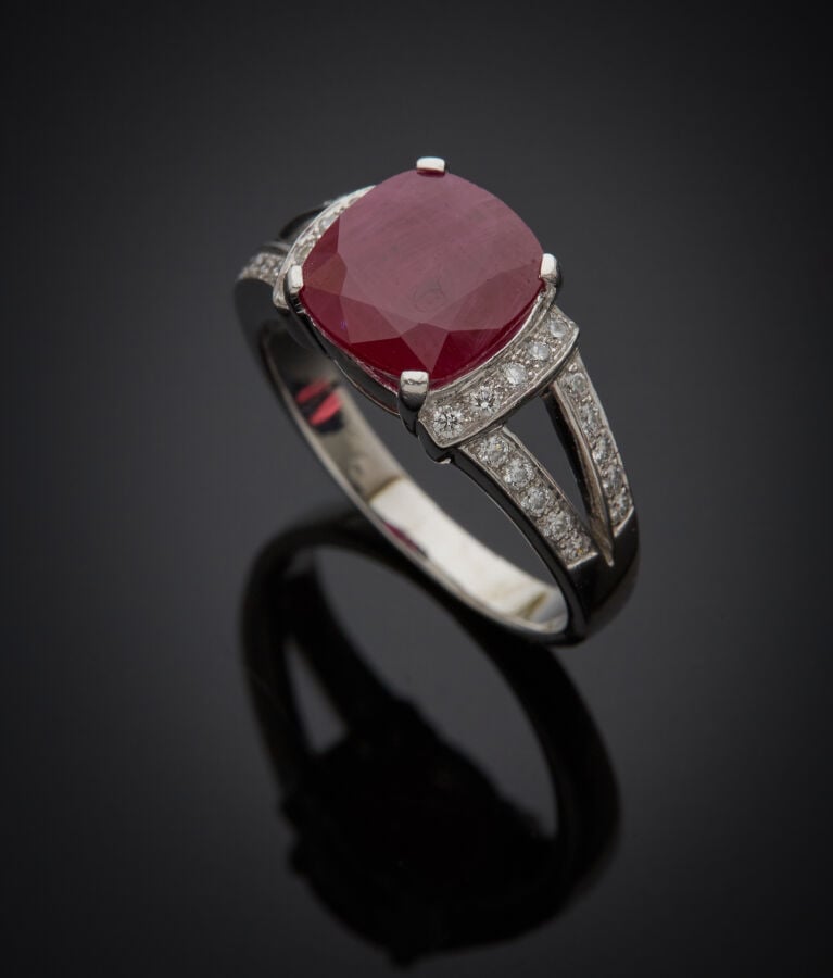 BAGUE en or gris (750‰) ajouré, serti d'un rubis BIRMAN, pesant 4.21 carats, de…