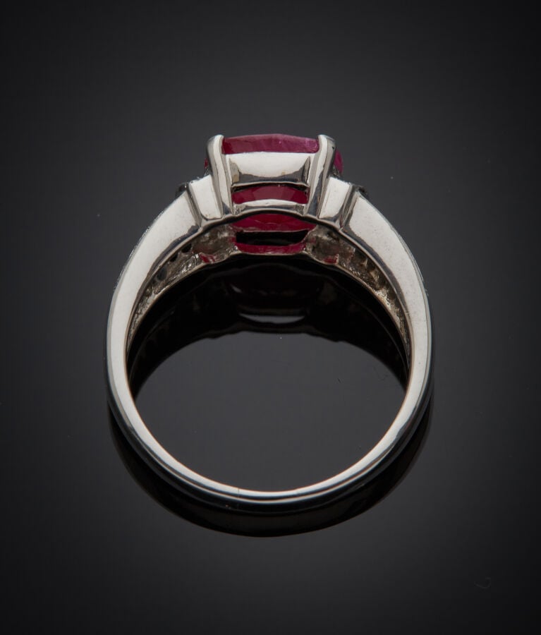 BAGUE en or gris (750‰) ajouré, serti d'un rubis BIRMAN, pesant 4.21 carats, de…