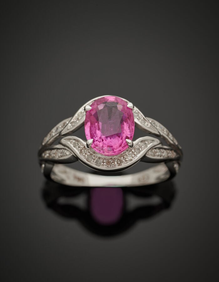 BAGUE en or gris (750‰) ajouré, serti d'une tourmaline rose pesant 2 carats, de…