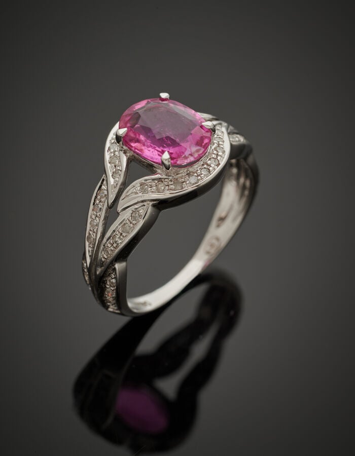 BAGUE en or gris (750‰) ajouré, serti d'une tourmaline rose pesant 2 carats, de…