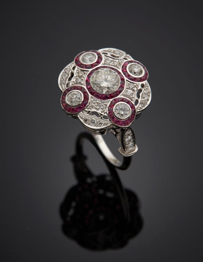 BAGUE en or gris (750‰) finement ajouré, serti de diamants taille brillant, don…