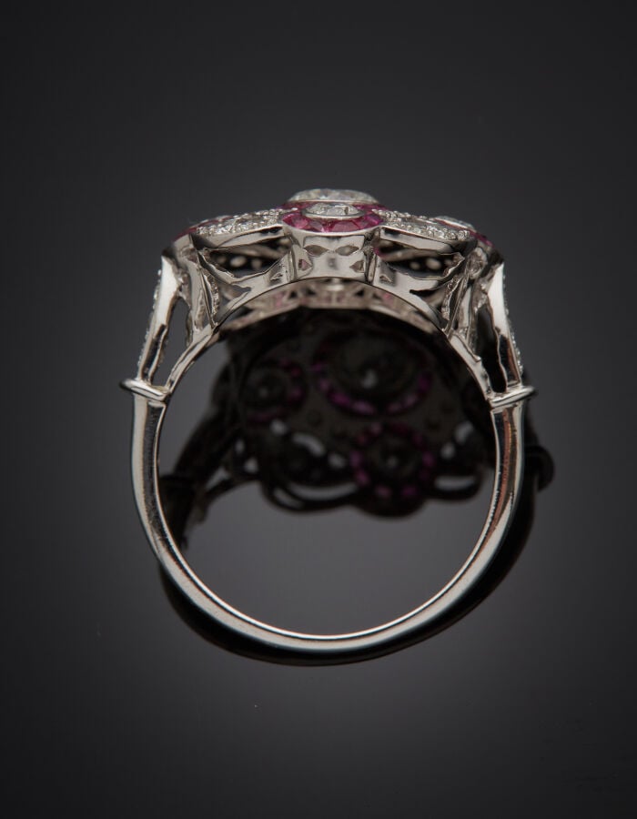 BAGUE en or gris (750‰) finement ajouré, serti de diamants taille brillant, don…