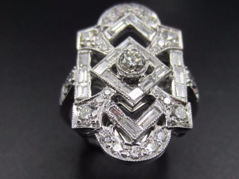 BAGUE en or gris (750 millièmes) ajouré à motifs géométrique serti de diamants taille brillant alternés de diamants baguette
