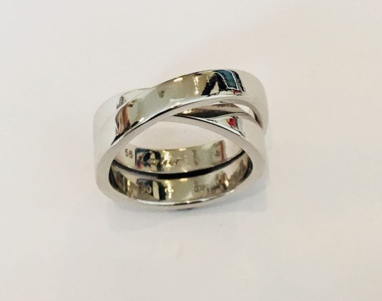 BAGUE en or gris (750 millièmes) ajouré composé de deux anneaux croisé