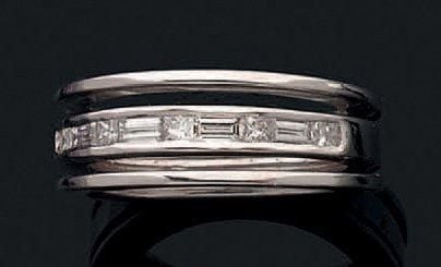 BAGUE en or gris (750 millièmes) ajouré serti d'une ligne de diamants baguette