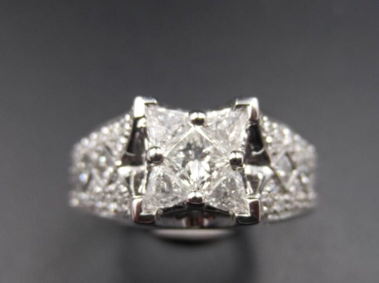 BAGUE en or gris (750 millièmes) ajouré, serti de diamants taille princesse, taille brillant et troïdas             Doigt : 54        Poids brut : 8,3 g