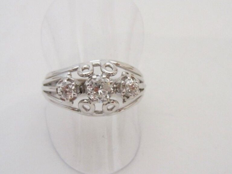 BAGUE en or gris (750 millièmes) ajouré serti de trois diamants taille ancienn